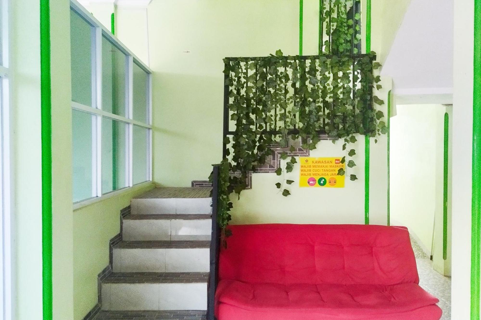 Hotel Reddoorz Syariah At Shakira Alesha Enggal Bandar Lampung Exterior foto